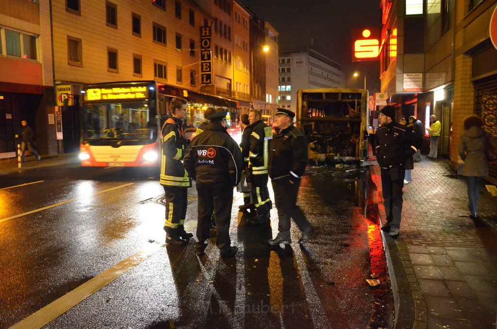 Stadtbus fing Feuer Koeln Muelheim Frankfurterstr Wiener Platz P116.JPG